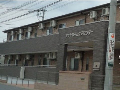 手すりのある介護施設の玄関