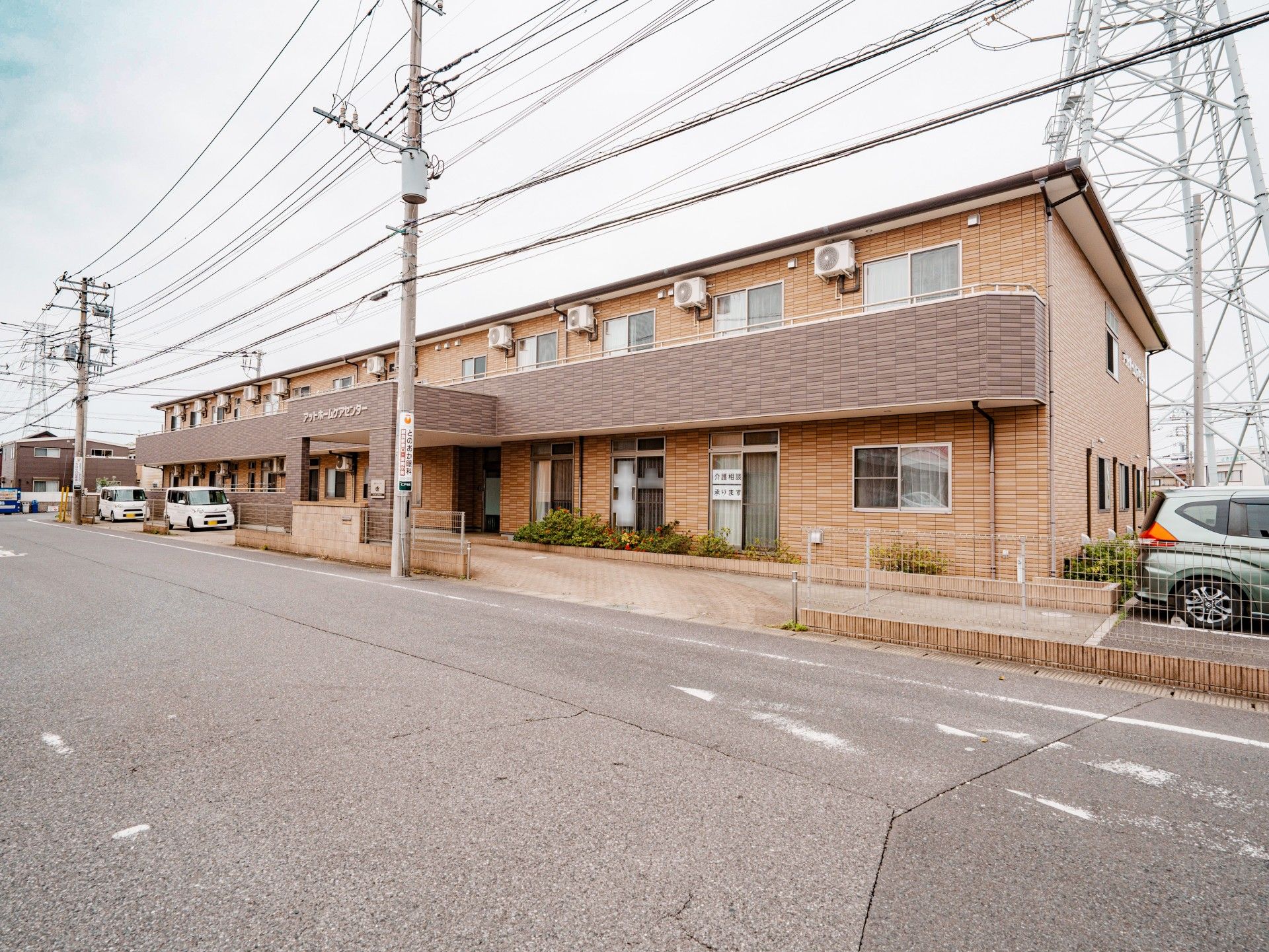落ち着いた外観の建物