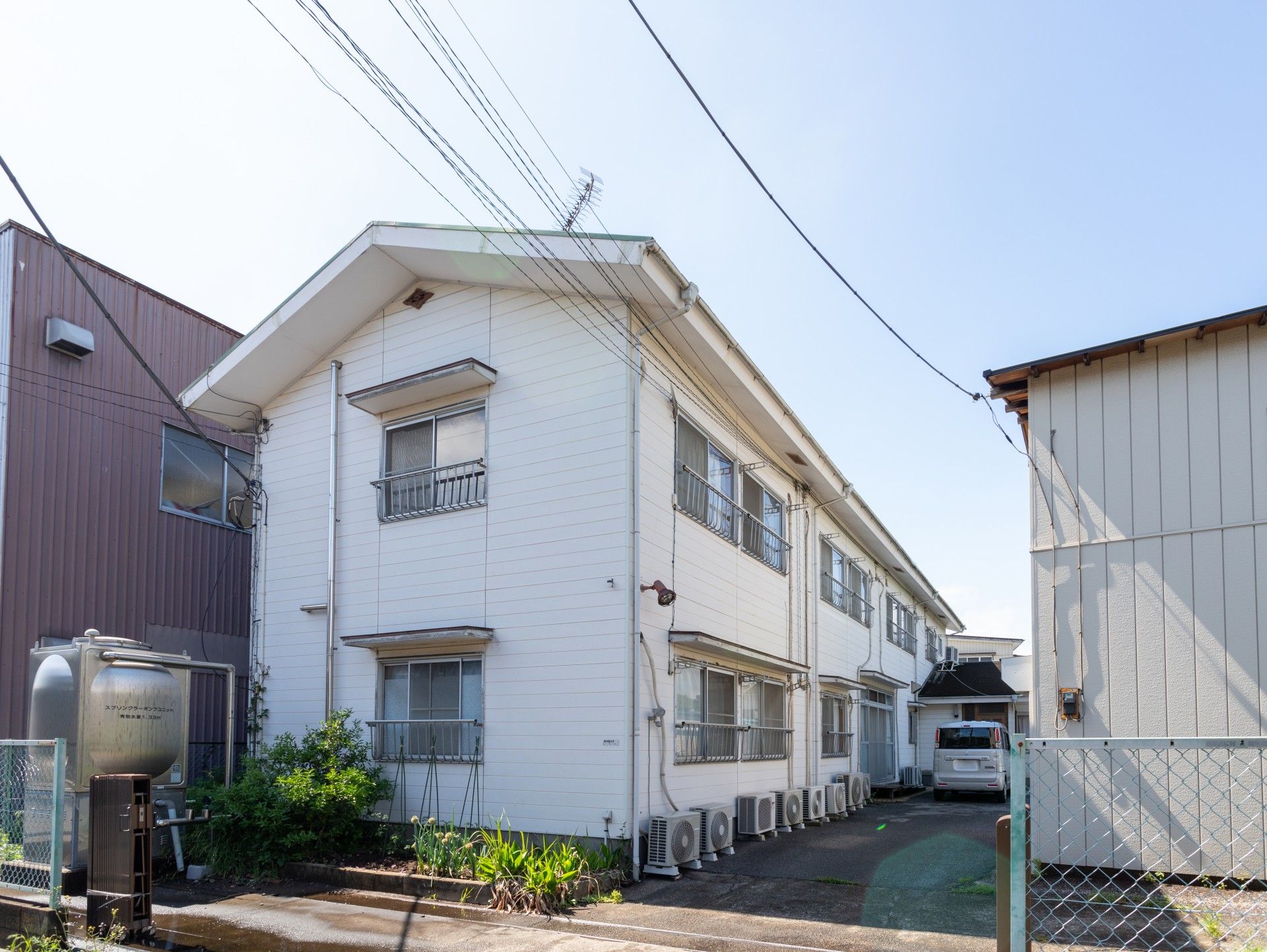 白い建物の外観