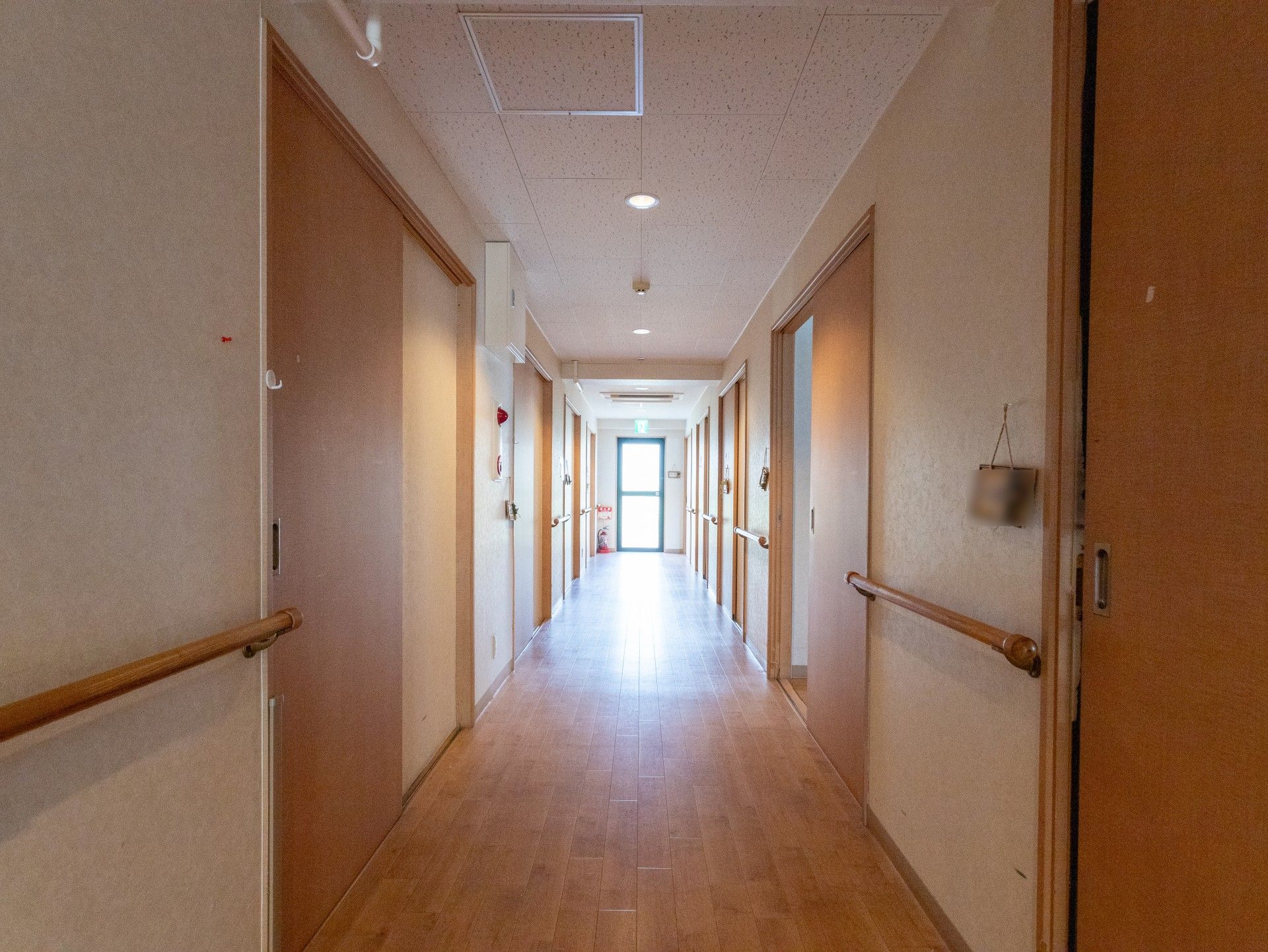 手すり付きの廊下