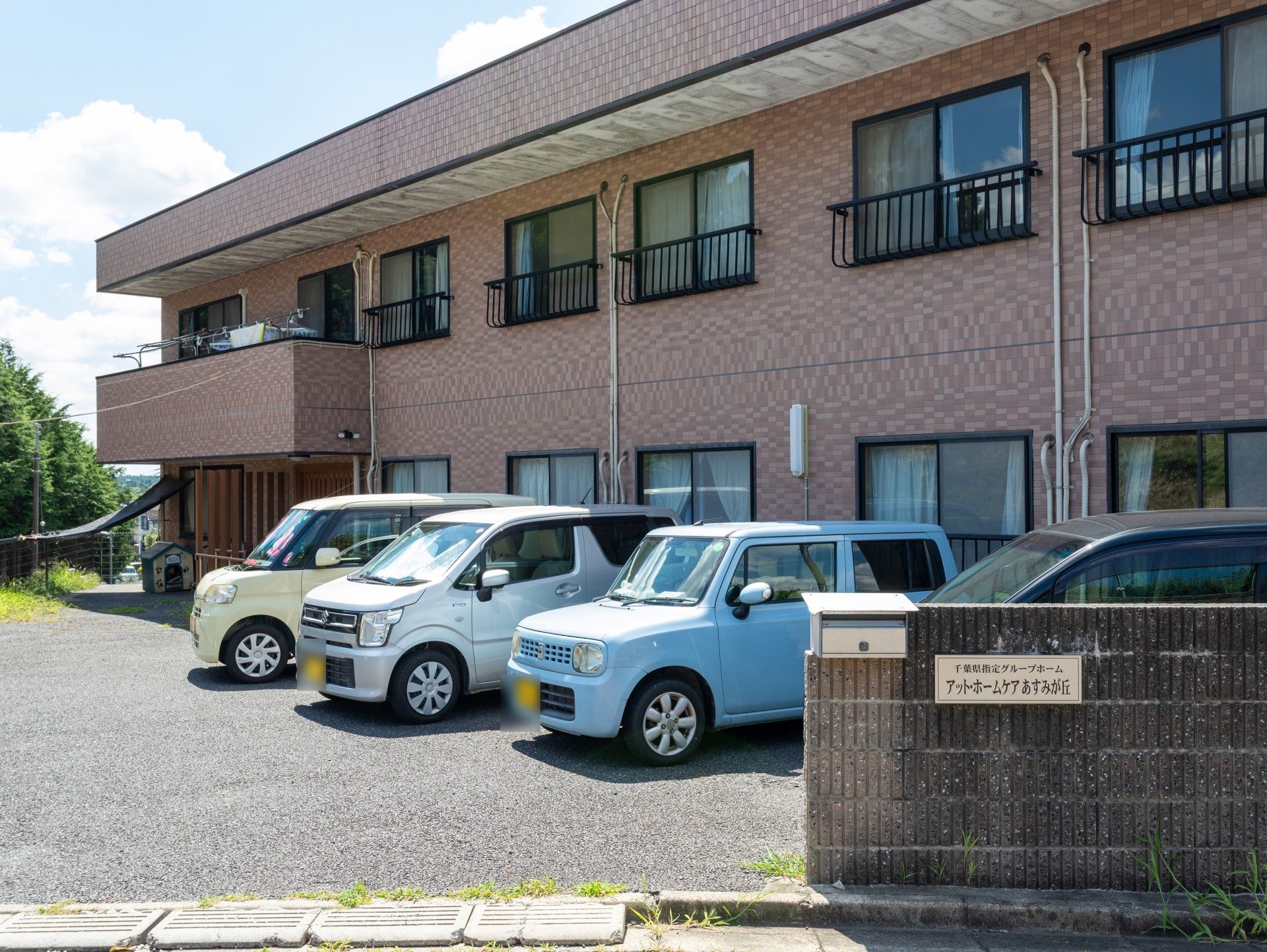 駐車場のある建物外観