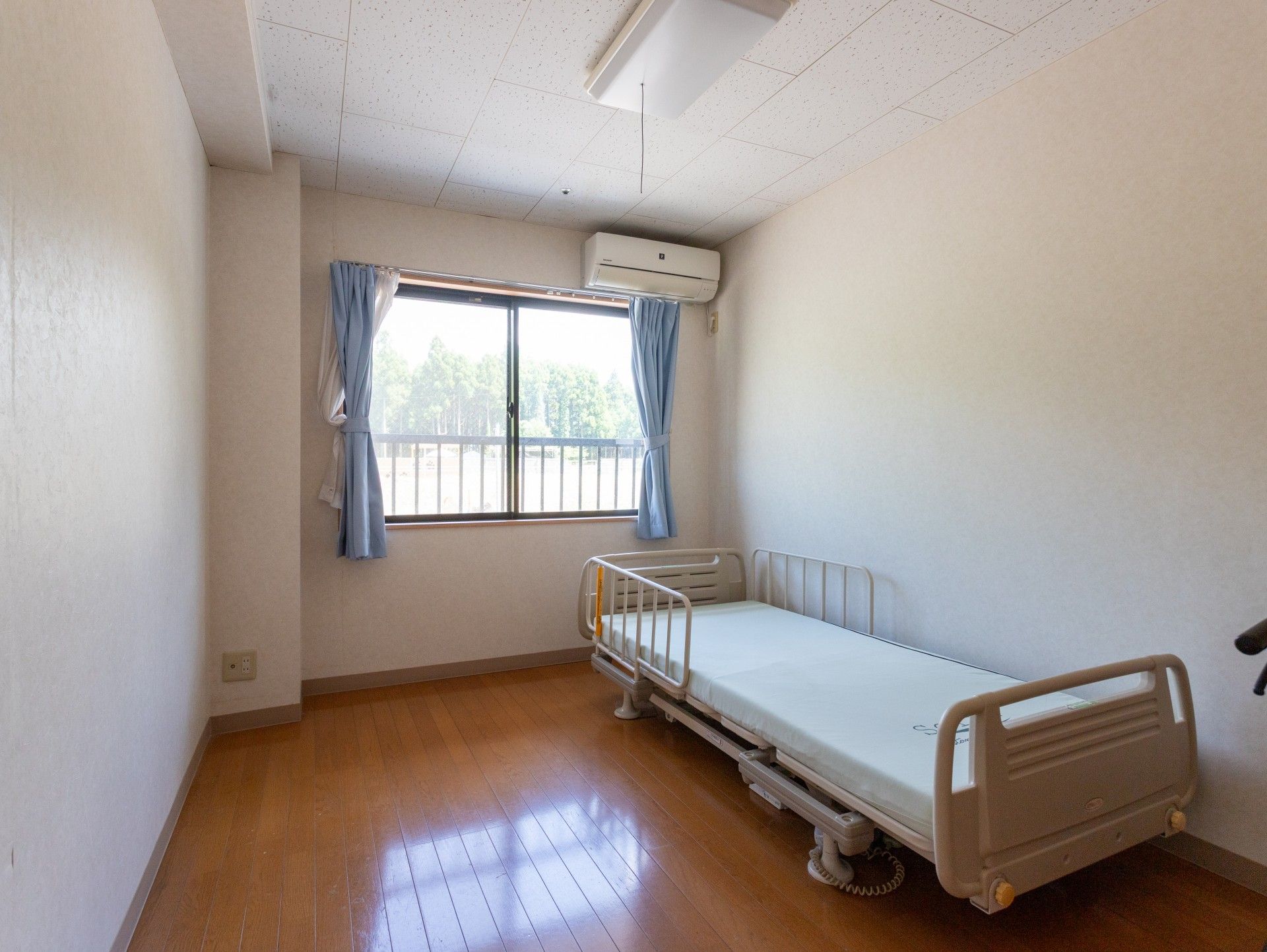 窓際のベッドルーム