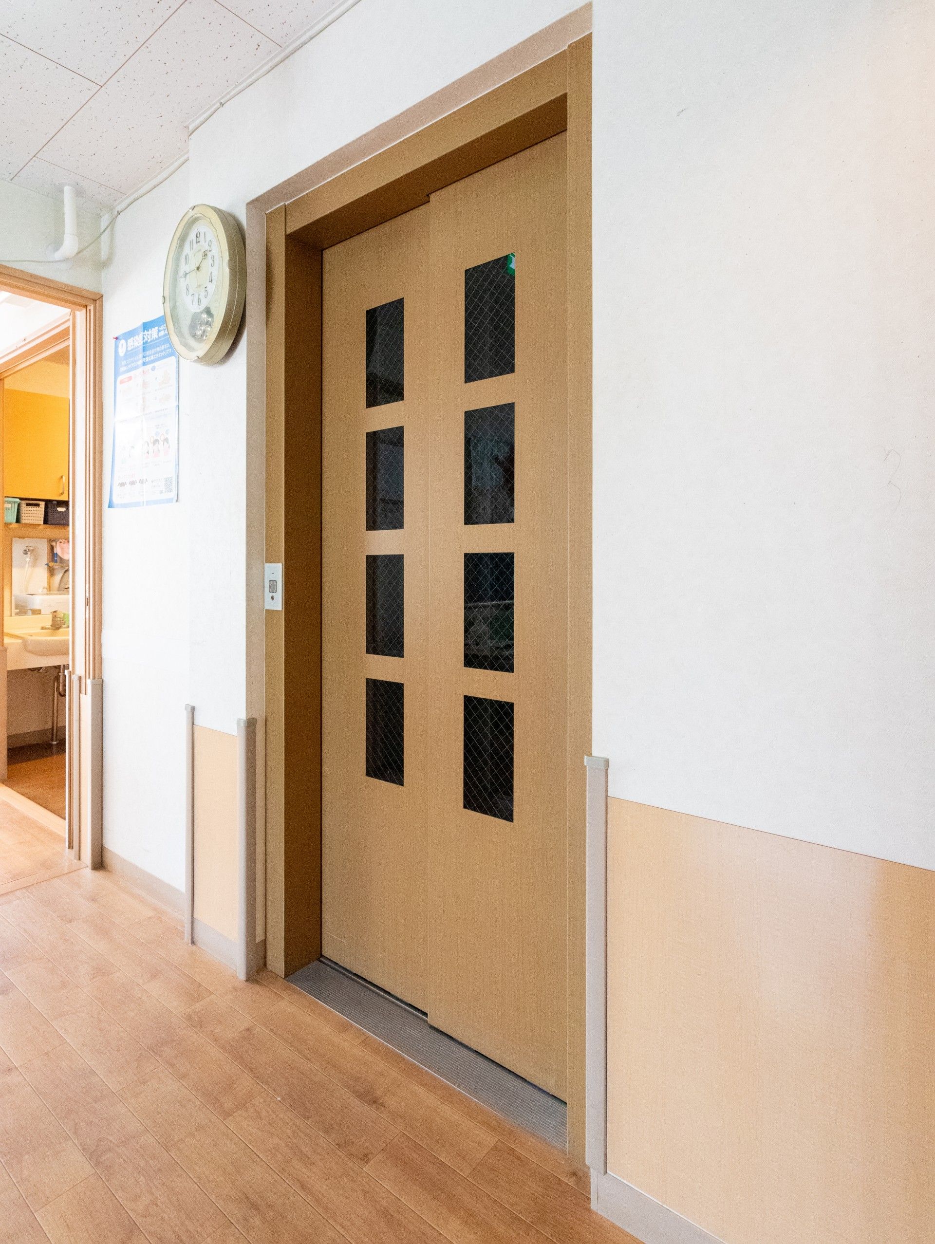 木製の扉がある廊下