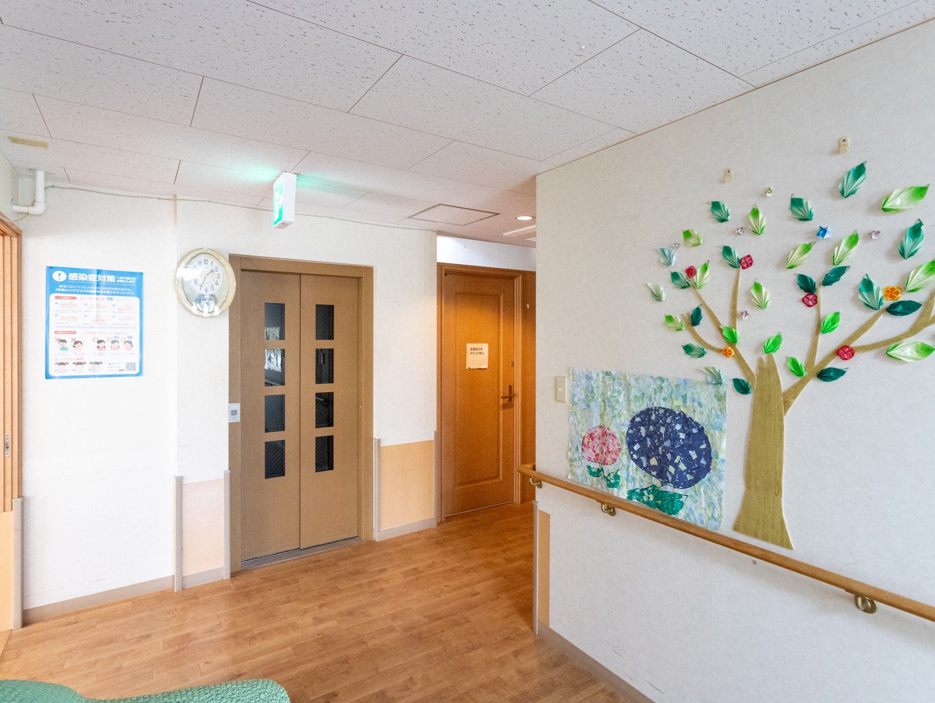 手作り装飾のある廊下