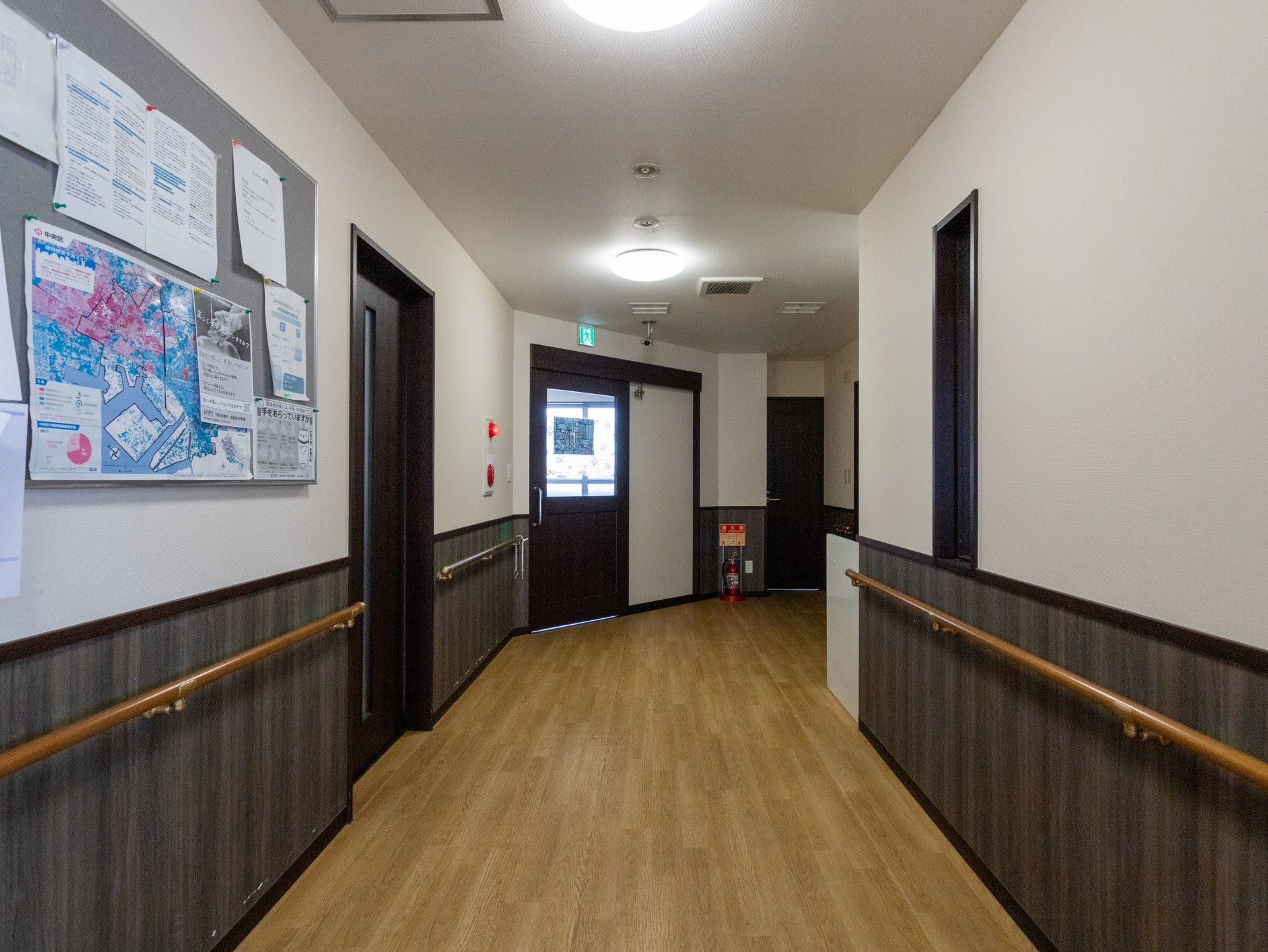 手すり付きの廊下