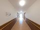 明るく広々とした廊下