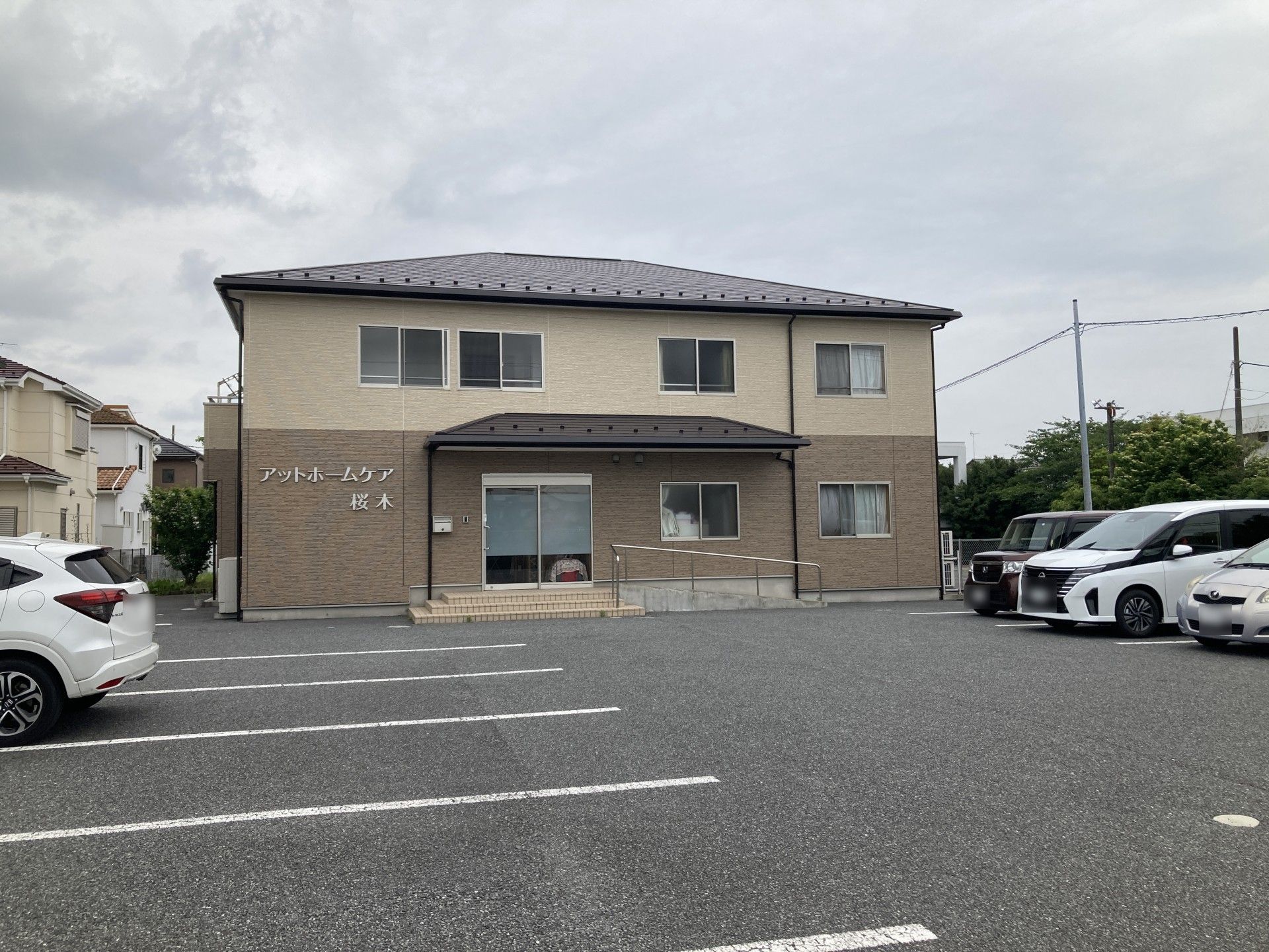 駐車場のある建物外観