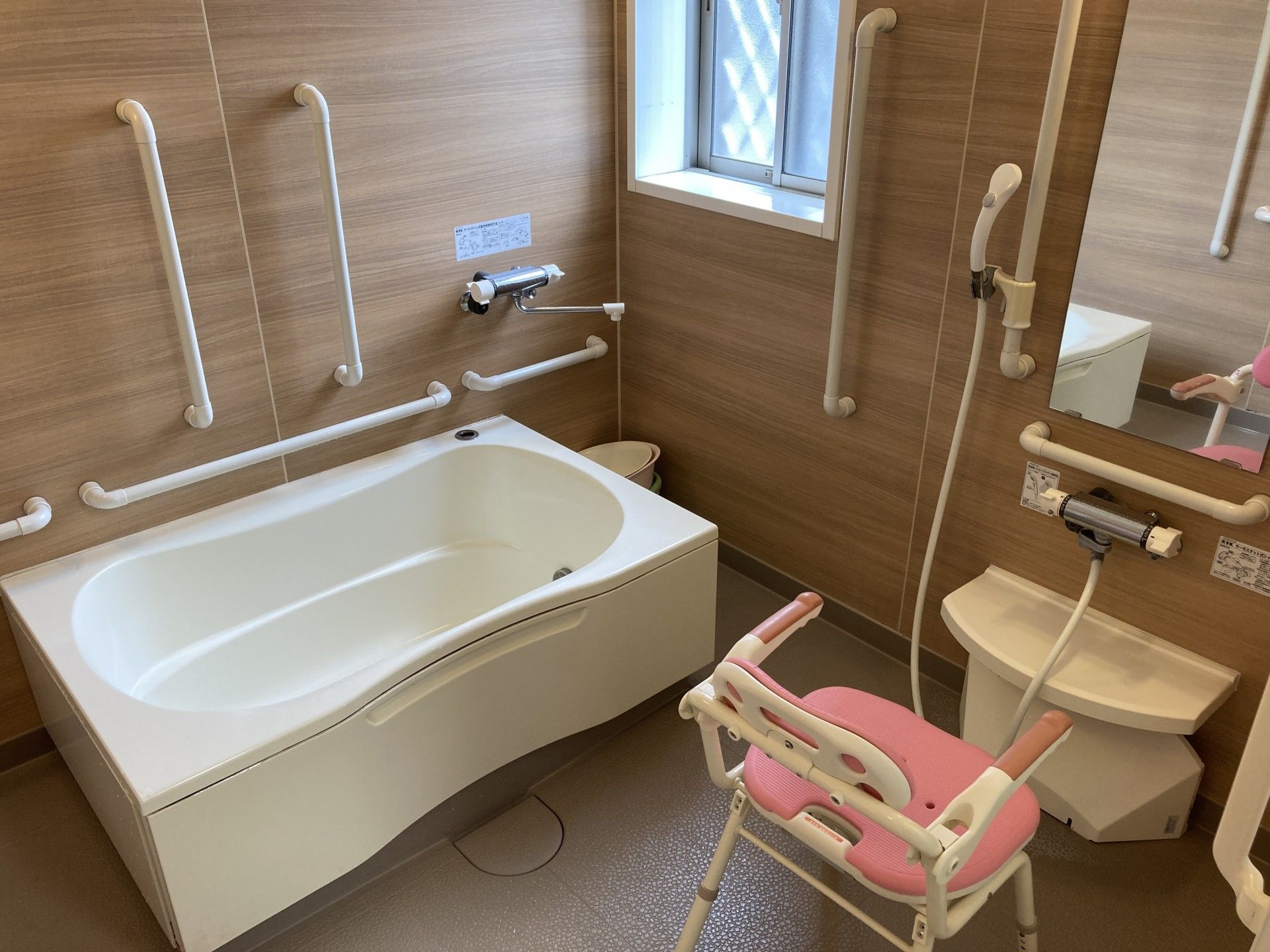 手すり付きの浴室