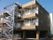 茶色い壁の３階建てのホームである。屋上から地上階まで、外階段を使って移動できるようになっており、緊急時の避難にも用いる。