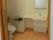 柄のある壁紙を採用した個室には、洗面台とトイレがある。急な不調に対応できるよう、ナースコールを壁に設置している。