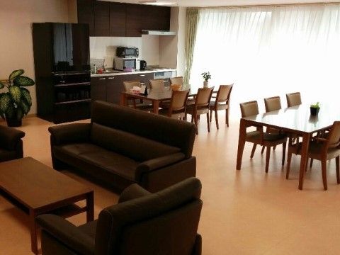 ダークブラウンの色合いで統一された落ち着いた雰囲気のリビング