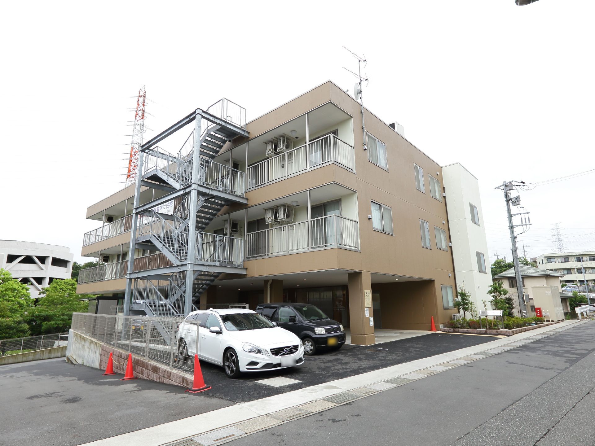 3階建ての施設である。2階と3階にはベランダがそれぞれ設置されている。1階部分は2階の床を屋根代わりにしている。
