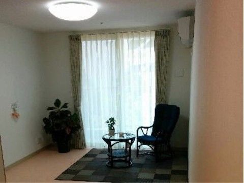 照明やエアコン、緊急通報装置が完備されたワンルームの居室