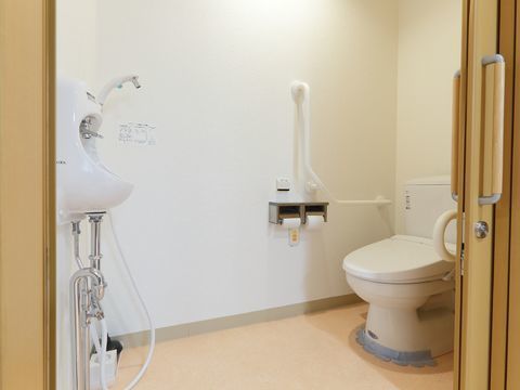 手洗い場が備え付けられている、バリアフリー仕様のトイレ