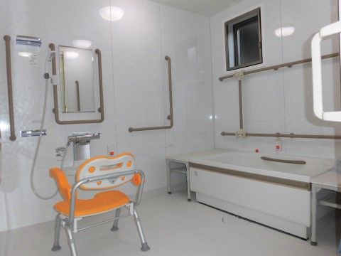 広々とした浴槽と洗い場が設けられた個室タイプの浴室である。壁には、紐が付いたナースコールが設置されている。