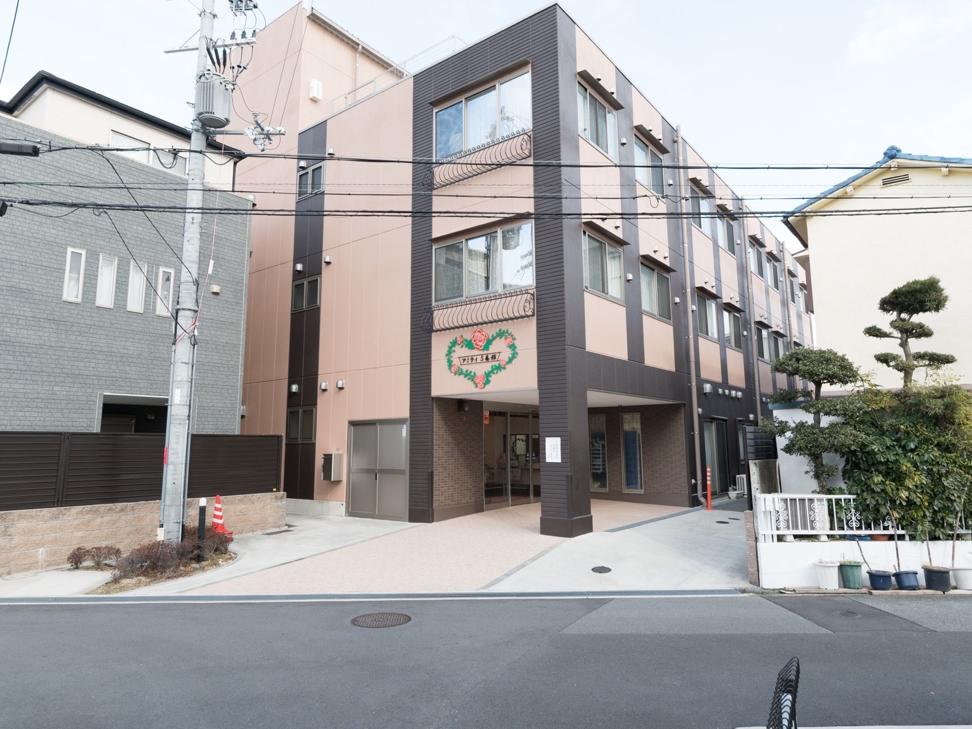 ３階建ての建物で、１階にある玄関口は大きく造られていて、車椅子をご利用の方も安心して出入りができる。
