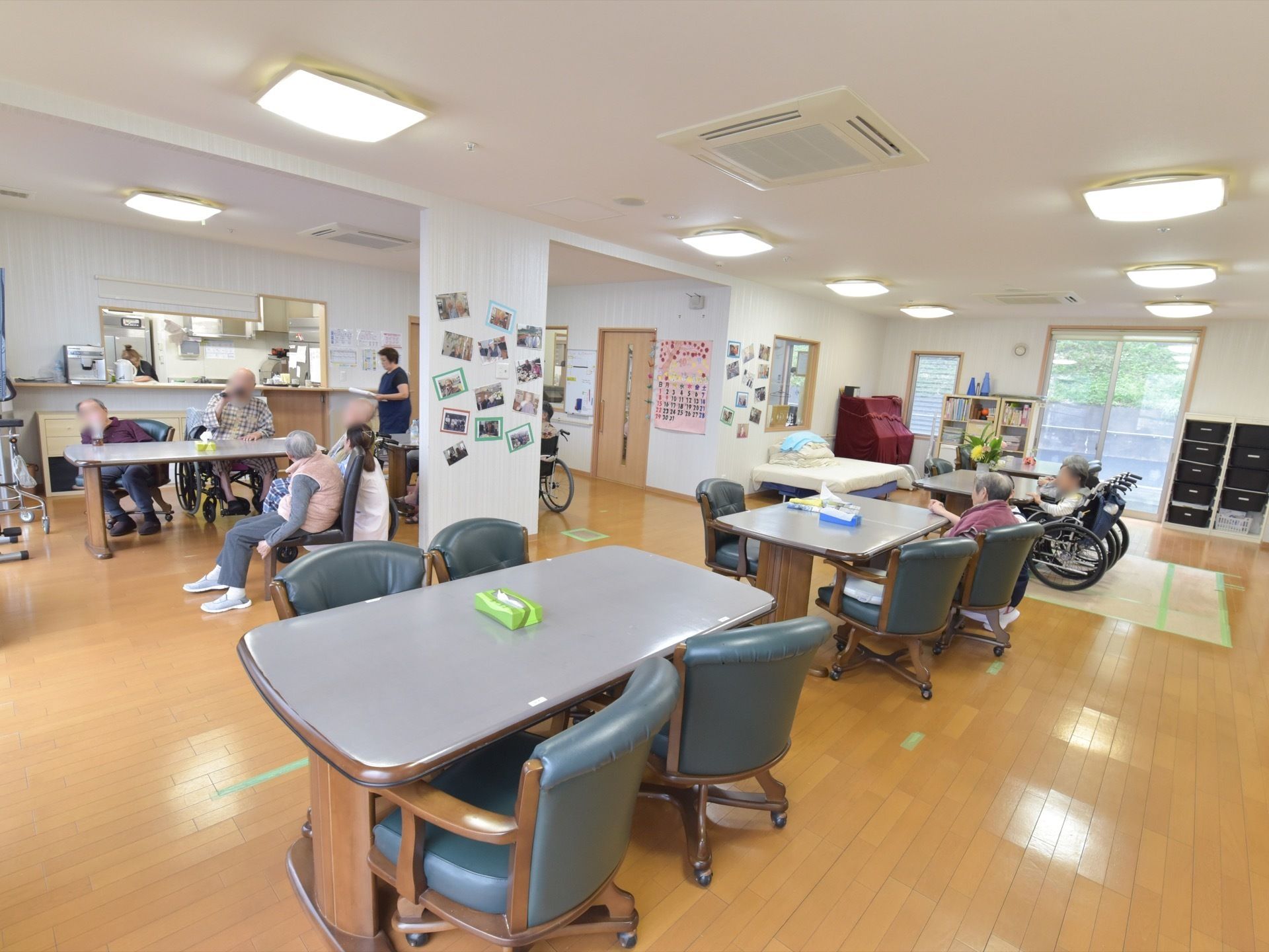 明るく広々とした空間にテーブルがゆとりをもって配置されている。食堂には常に入居者様が集うリラックスできる場所になっている。