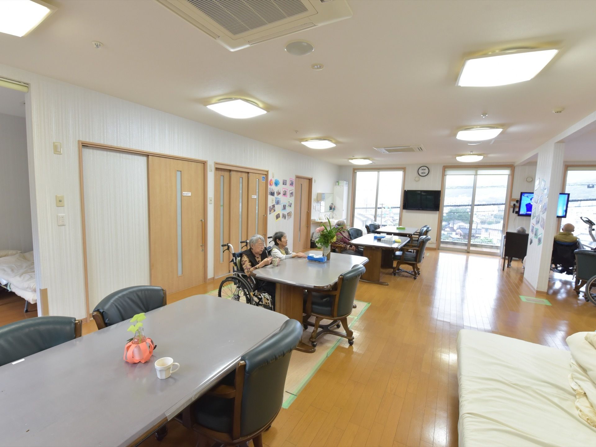 居室から繋がっている広々とした食堂は明るいベランダに面し、車椅子の方もゆったりと寛げるスペースがある。