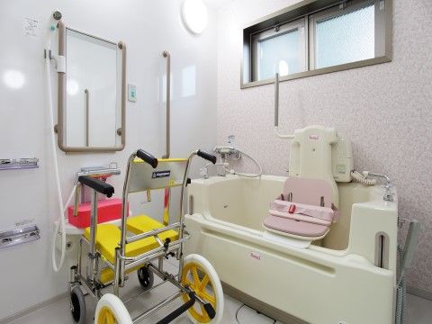 入居者様の体の具合や、介護度の高さに合わせて入浴ができるよう、特殊浴槽やストレッチャーが用意されている。