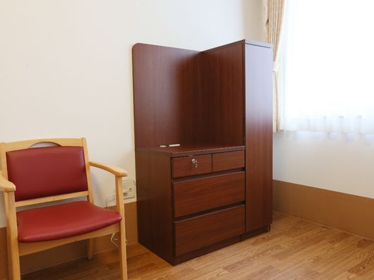 収納キャビネットと椅子