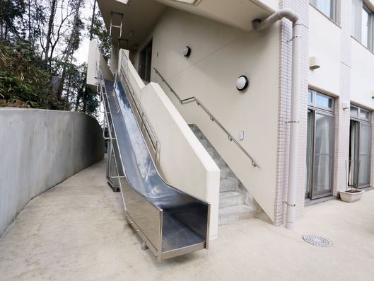 避難階段と避難用滑り台