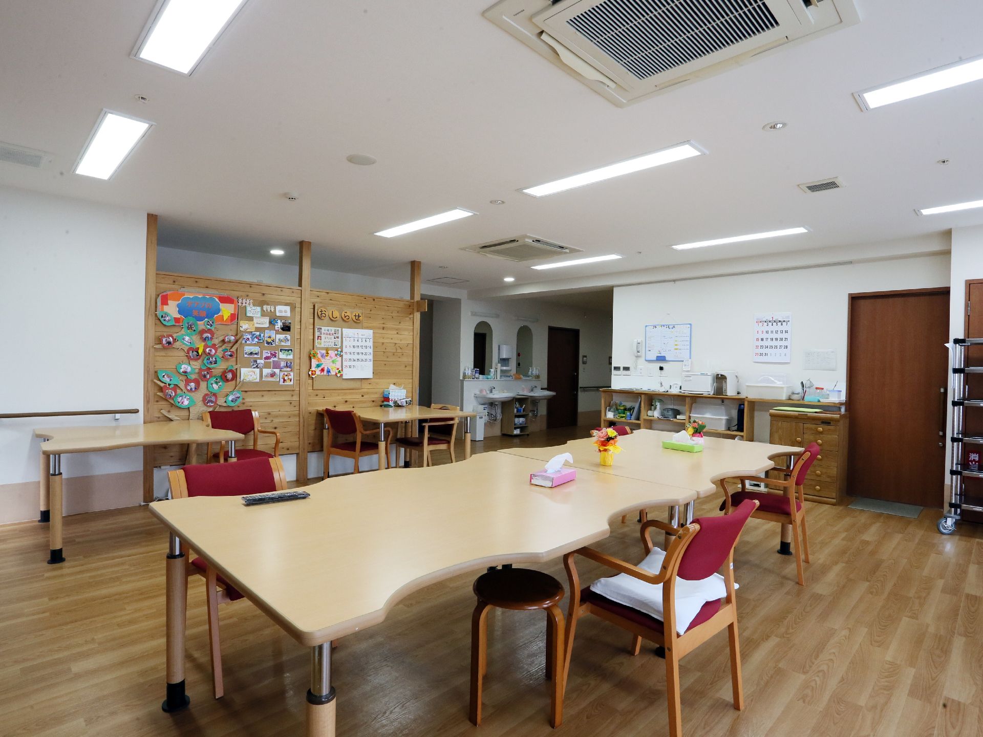 入居者様がレクリエーションの場として活用している。食堂としても利用しており、食事の前に手を洗える2つの洗面台が備え付けられている。