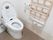 トイレの中には温水洗浄便座が奥に設置されている。壁には操作盤が取りつけてあり、ボタン1つで簡単に操作できる。
