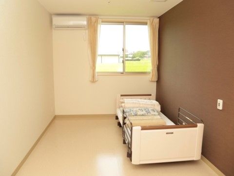 緊急通報装置やエアコンが設置されている、個室タイプの居室