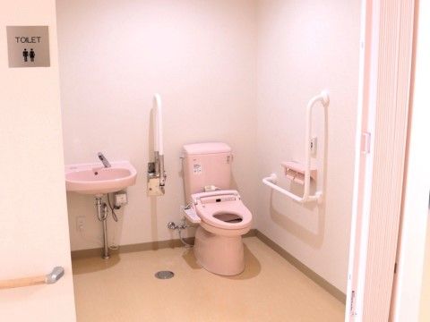 廊下からトイレまで手すりが設置され、扉は引き戸タイプになっている。車椅子に乗ったまま入っても十分な広さがある。