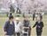 桜が満開になった近隣の公園を散歩する４人の入居者様。施設に隣接するこの公園では四季を感じながら散歩を楽しむことができる。