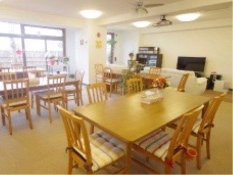 大きな窓から差し込む日差しが室内を明るく照らす食堂は広々としており、入居者様に不便なく車椅子でご移動いただける。
