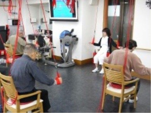 当施設の１階にデイサービスも併設しており健康維持のためのエクササイズなど適度な運動をしていただける。