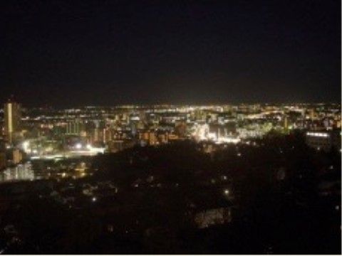当施設は仙台の街を見渡せる見晴らしの良い高台に位置しており、夜には街全体のネオンが輝く夜景をご覧いただける。