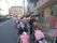 散歩で道路を通行中の写真である。介護スタッフは丁寧に車椅子を押しており入居者様に手厚い対応を行っている。