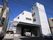 明るい白い外壁の3階建の建物である。施設内に日の光を取り入れる天窓もついている。建物の前には広い駐車場がある。