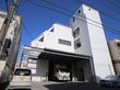 明るい白い外壁の3階建の建物である。施設内に日の光を取り入れる天窓もついている。建物の前には広い駐車場がある。