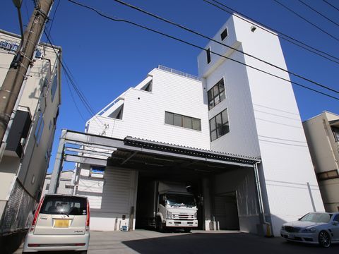 白い建物の外観