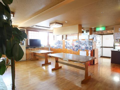 テーブルが設置された玄関