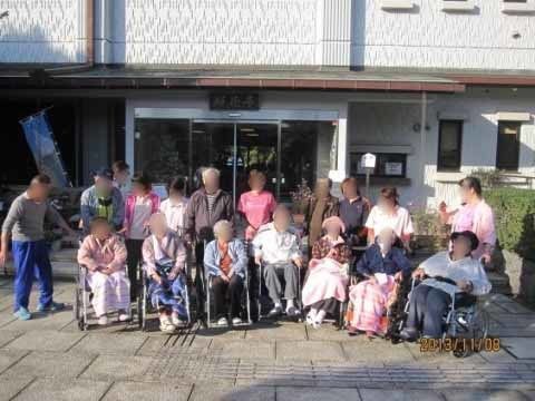 介護施設前で写真を撮る入居者