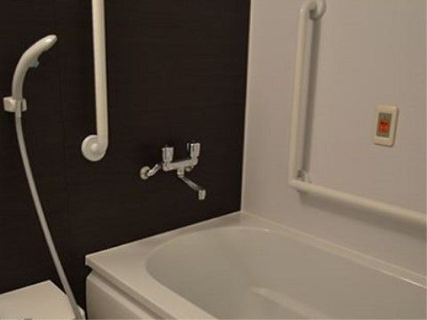 手すりが備わった浴室である。浴室内の歩行や、浴槽への出入りの際に使用することができる。緊急時呼び出しボタンが備わっている。