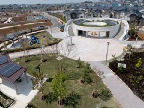 近くにある施設である。街の中核施設として近隣住民との触れ合いの場として利用できる。緑にかこまれており、滑り台などの公園もある。