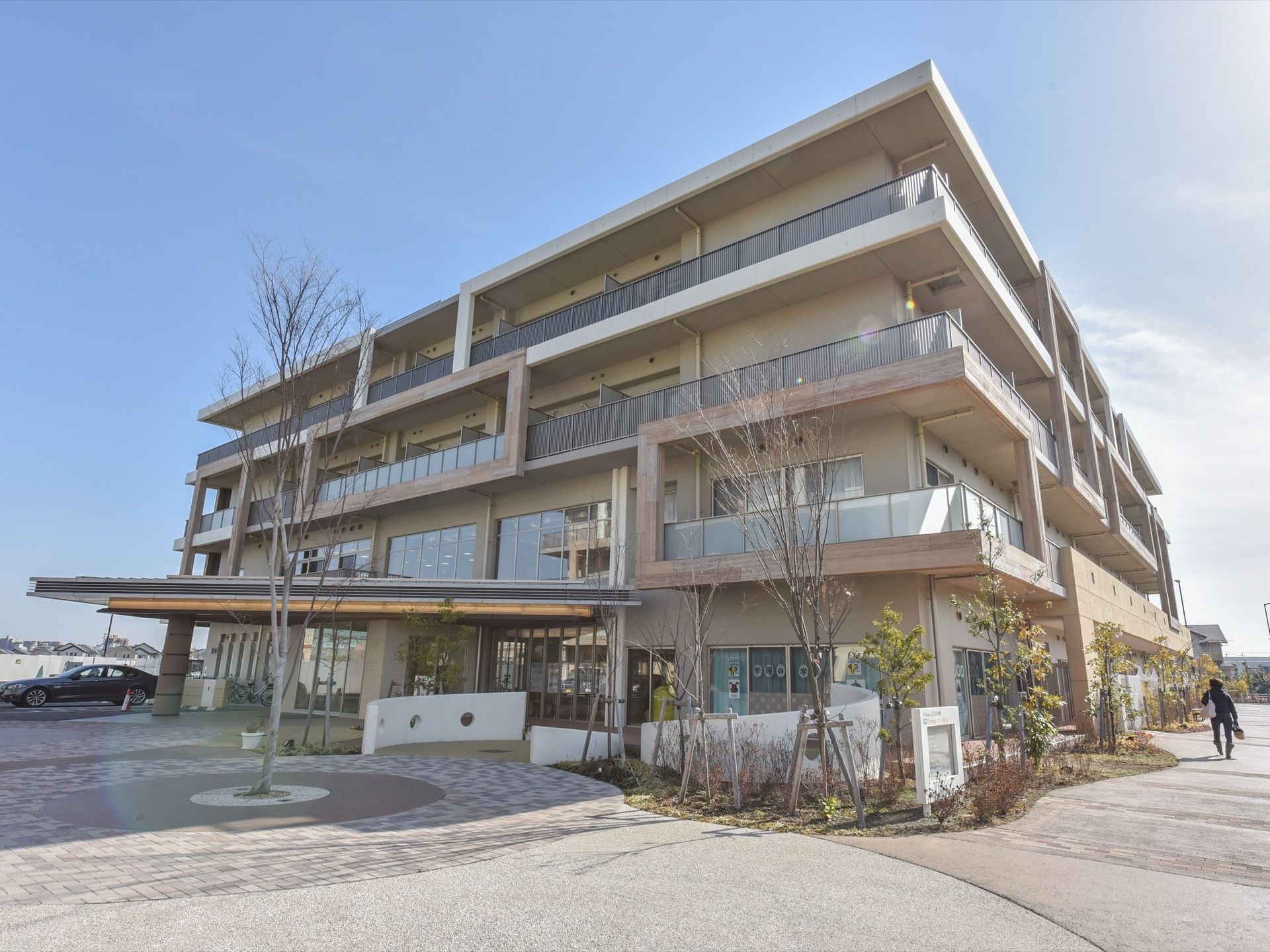 ４階建ての建物で、２階以上にはベランダが付いている。玄関前の車寄せは三角形の屋根である。建物の周りには背の高い木が植えられている。
