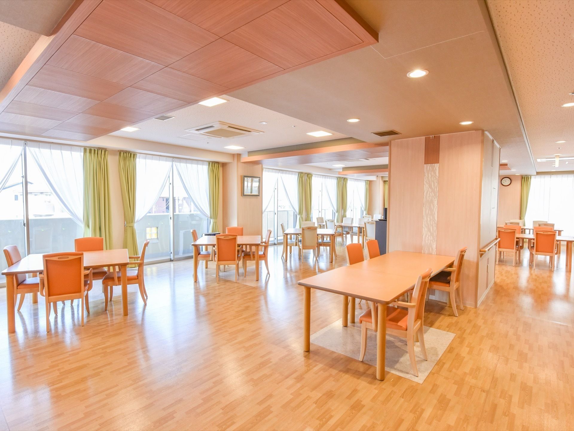 木をふんだんに使った、広々とした食堂である。掃き出し窓が多く取られており、明るく開放的な空間である。