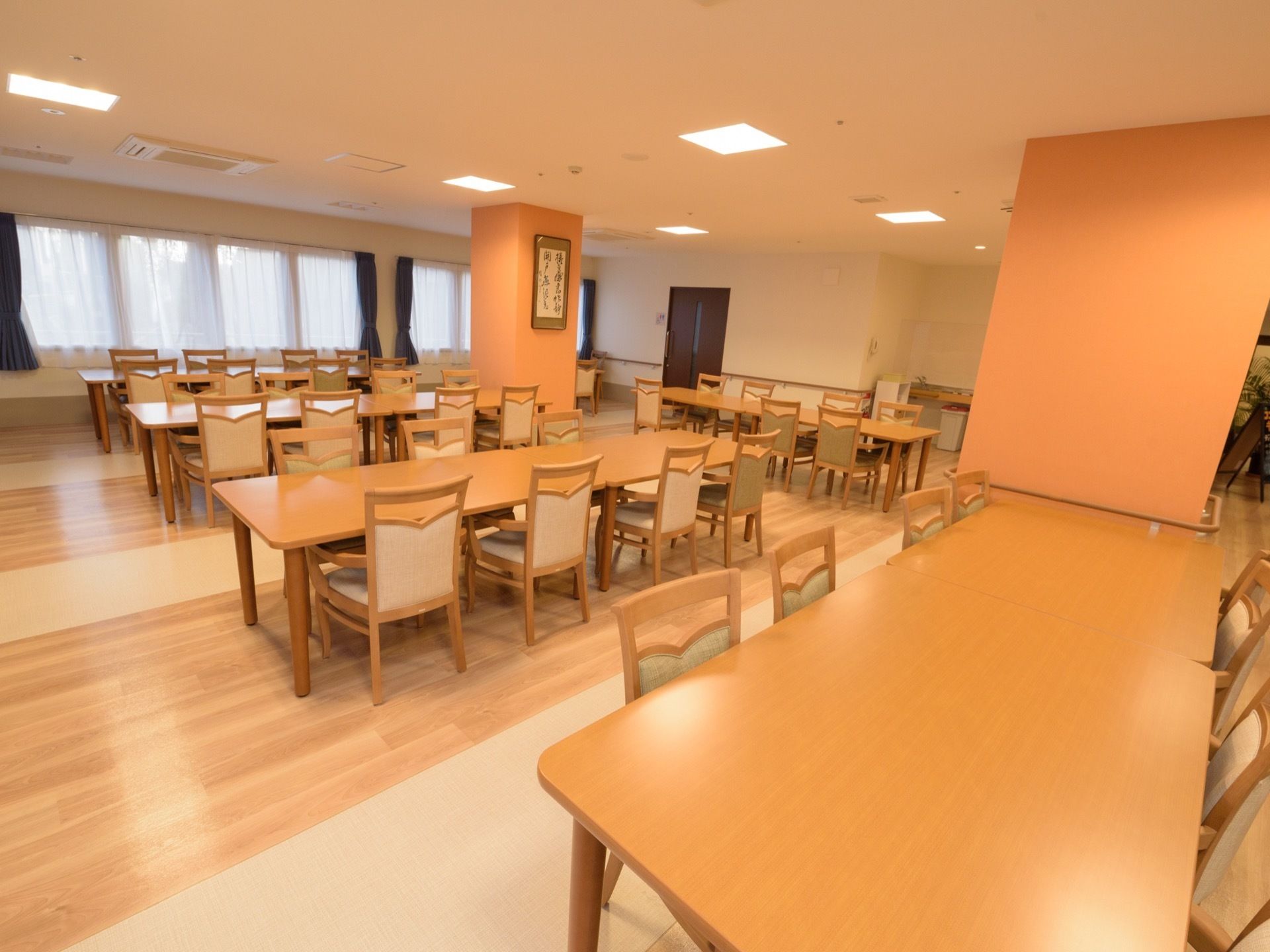 食堂のテーブルは、とても広いので、ゆったりと食事ができる。又、椅子にはひじ掛けがあり、楽に姿勢を保つことが出来る。
