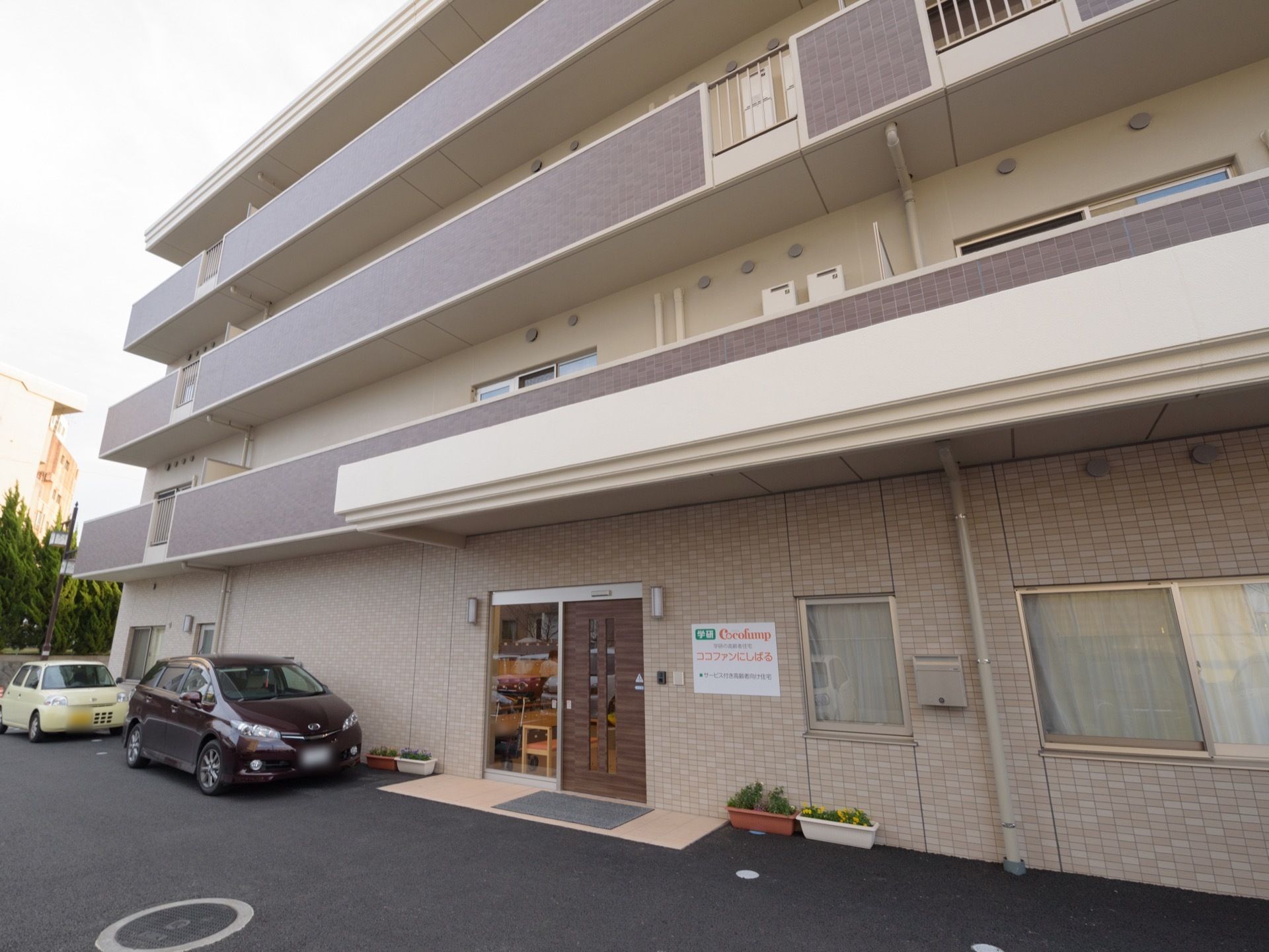 ４階建てで、マンションのような大型の建物である。各階にはベランダがあり、一般の住宅のような雰囲気になっている。