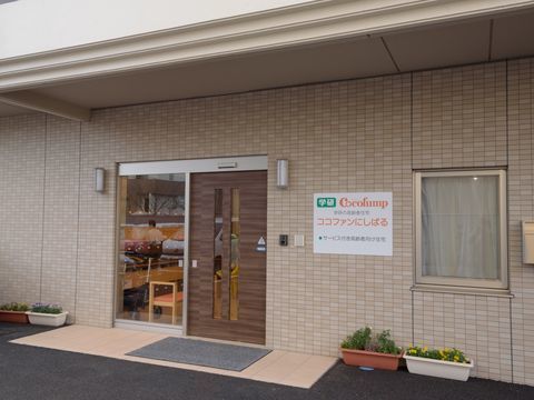 自動ドアやインターホンが設置されているエントランス