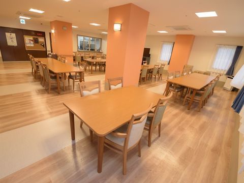 木のぬくもり感じられる開放的で落ち着いた雰囲気のある食堂