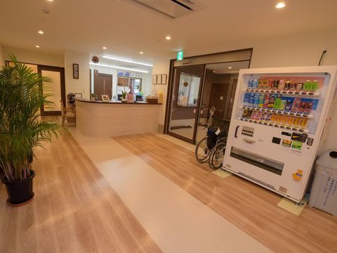 自動販売機が設置されている、広々としたエントランスホール