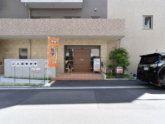 玄関の外側周辺