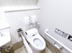 バリアフリーの清潔なトイレ空間